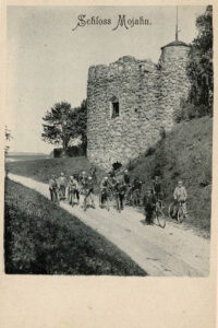 Mujānu pilsdrupas. Skats uz pils t.s. Balto torni. Pastkarte, ap 1900. gadu. Fotogrāfs nezināms.