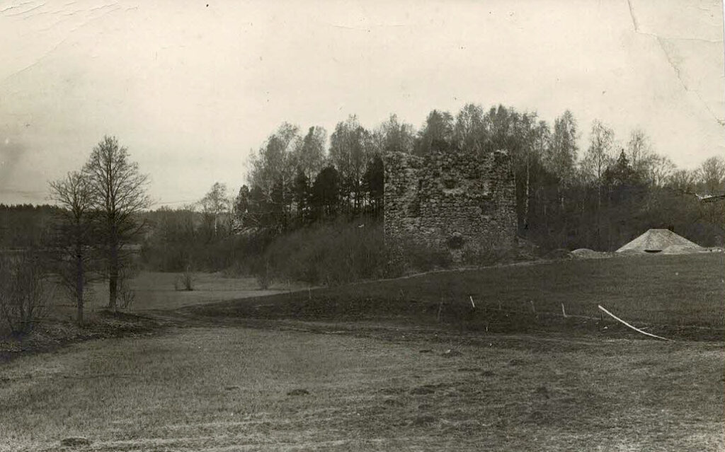 Rozulas (Rozbeku) pilsdrupas. Priekšplānā lielais apaļais tornis ar daudzajām šaujamlūkām. Izdota ap 1930. gadu. Fotogrāfs nezināms.