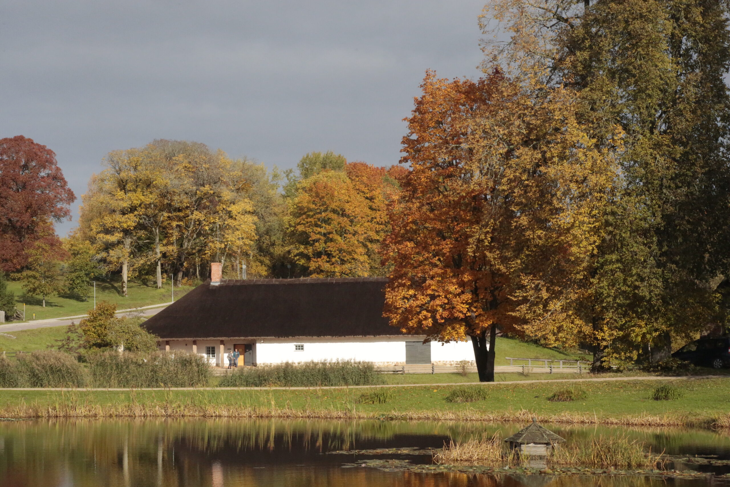 Klaušinieku māja rudenī