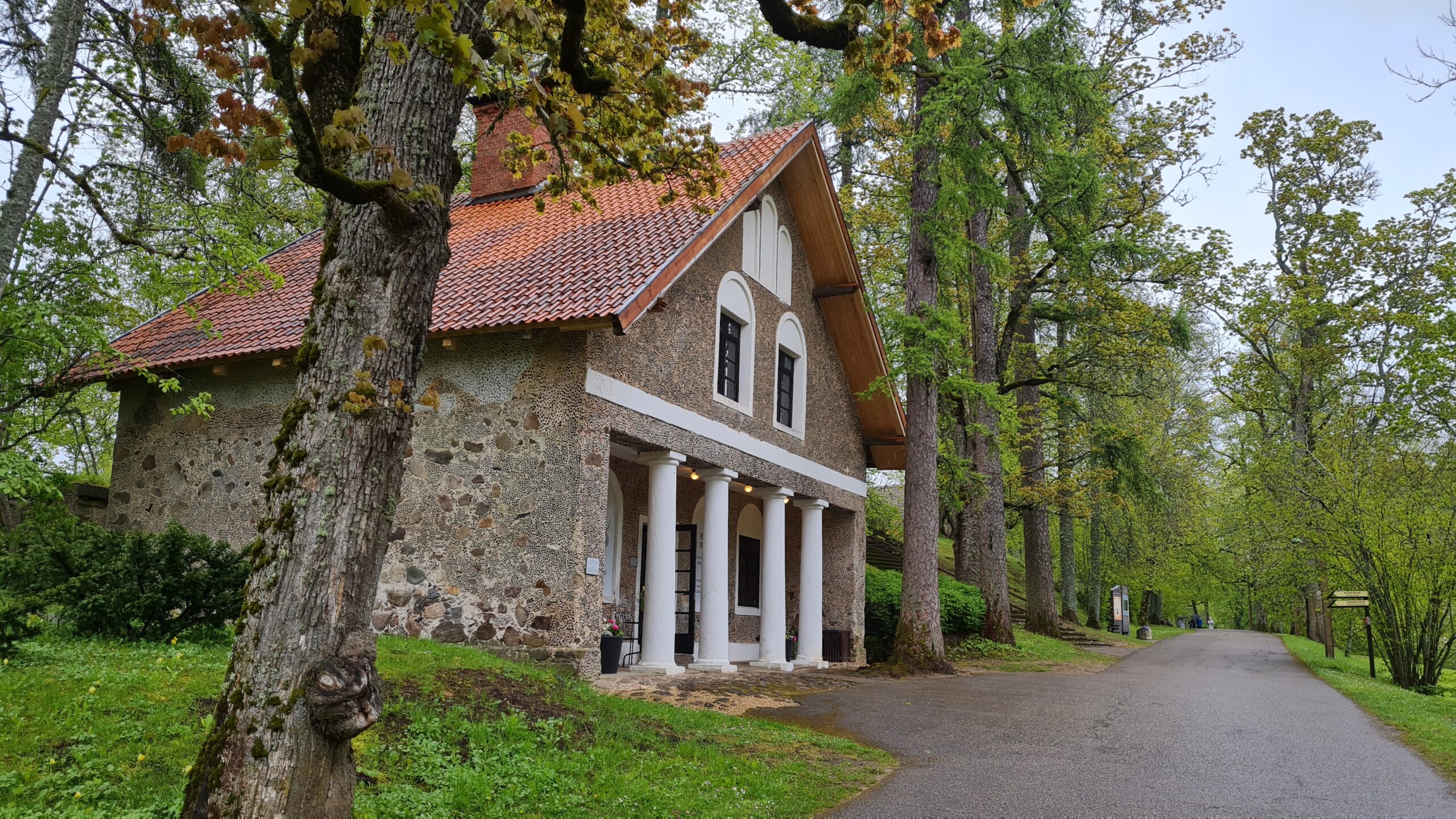 Jaunumi kaltes ēkā