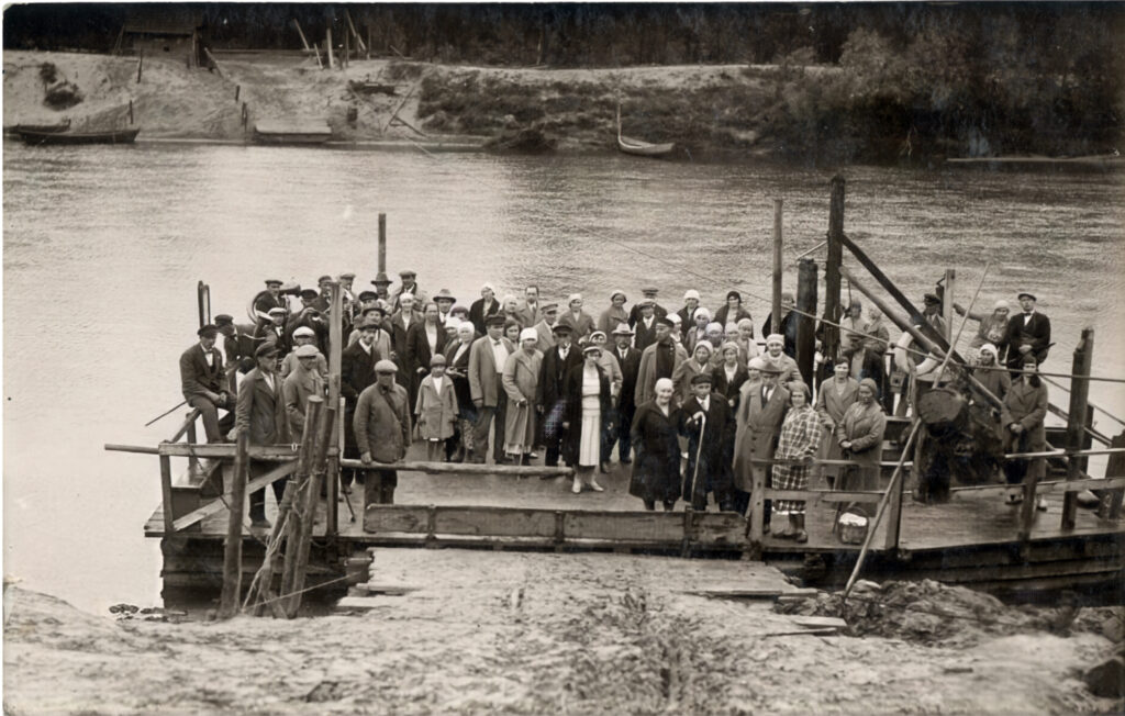 Celtuve pār Gauju vēl vecajā vietā, aiz tās – plaša smilšu sēre un tālāk kokos pārcēlāja māja. Pastkarte ap 1920-to. gadu. Fotogrāfs nezināms