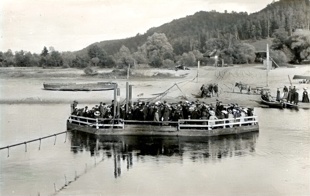 Ar atpūtniekiem pārpildīts prāmis, šoreiz bez starpgadījumiem piestāj Gaujas labajā krastā. Fotopastkarte 20. gs. 30. gadi. Fotogrāfs nezināms