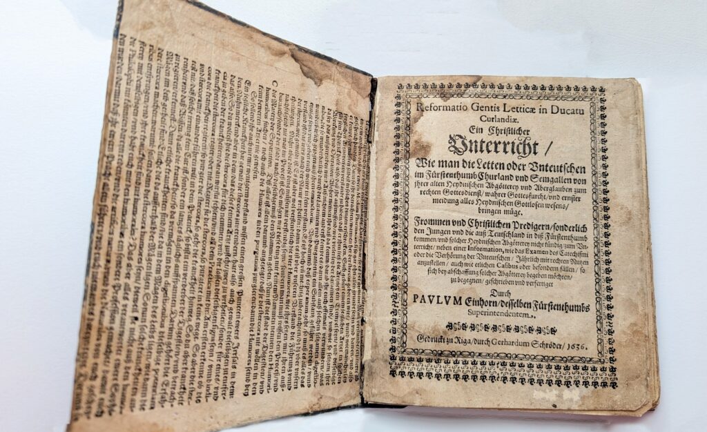 Grāmatas “Reformatio Gentis Letticae .. (Latviešu tautas reformācija ..). Riga, 1636” titullapa un iesējums. Turaidas muzejrezervāta krājums, SM 9630. Foto: Edgars Semanis