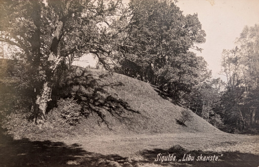 Sateseles pilskalna valnis, skats no nocietinājuma ārpuses, no dienvidiem, ap 1930. gadu, laiku, kad E. Brastiņš apsekoja pilskalnu. Fotogrāfs nav zināms, pastkarte. 