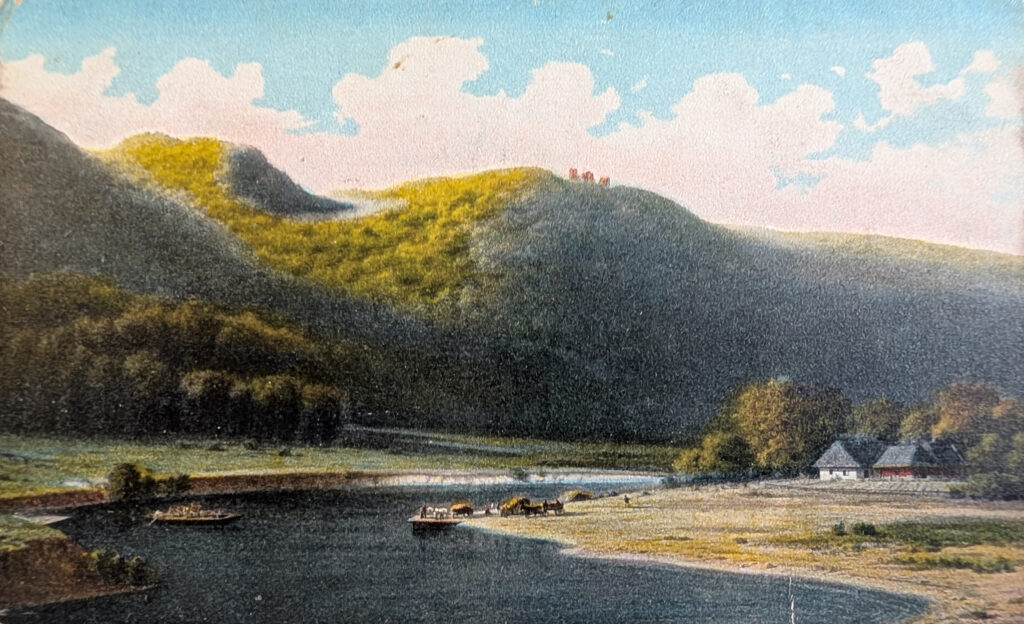 4. Gaujas leja Vidzemē. Barona M. K. Klodta fon Jurgensburga 1862. gada darinātās gleznas reprodukcija 20. gs. sākumā izdotā pastkartē. Priekšplānā – Gauja ar pārceltuvi un pārcēlāja māja, fonā - kreisajā pusē - pilskalns Kārļa kalns, no tā pa labi redzams, Turaidas lībiešu pilskalns ar bīskapu mūra pils drupām.
