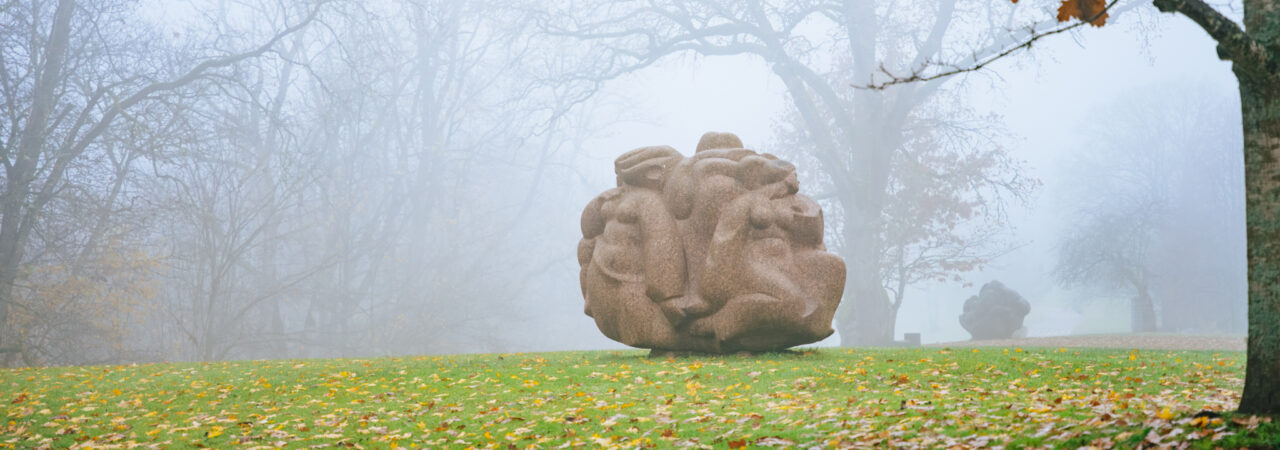 Ainava, skulptūras, migla, pēdējās lapas-29