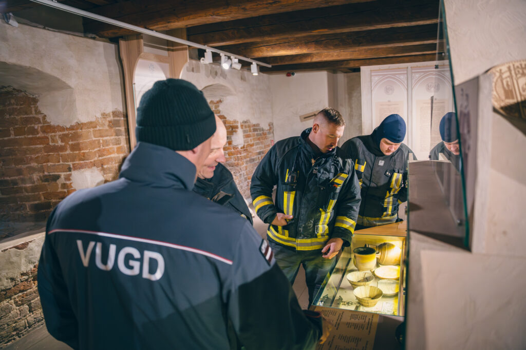 Turaidas muzejrezervātā norisinājās mācības sadarbībā ar Valsts ugunsdzēsības un glābšanas dienesta Rīgas reģiona pārvaldes Siguldas daļu. Ugunsdzēsēji ekspozīcijā.