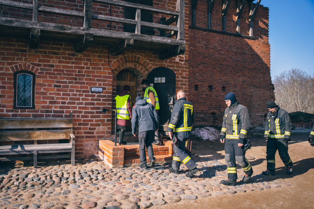 Turaidas muzejrezervātā norisinājās mācības sadarbībā ar Valsts ugunsdzēsības un glābšanas dienesta Rīgas reģiona pārvaldes Siguldas daļu. Ugunsdzēsēji  