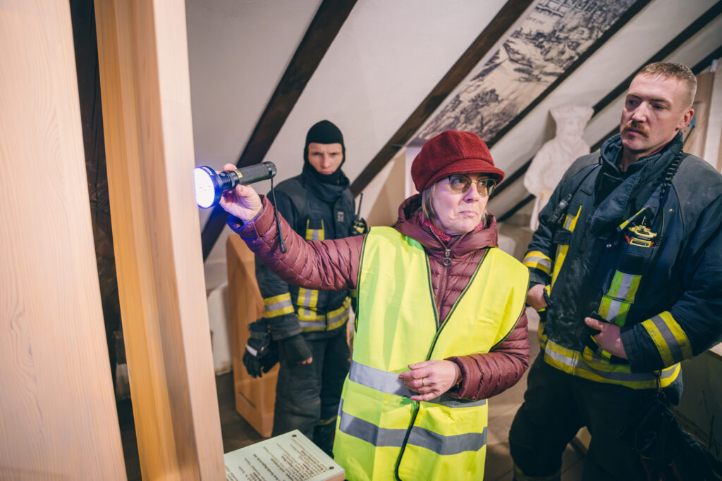 Turaidas muzejrezervātā norisinājās mācības sadarbībā ar Valsts ugunsdzēsības un glābšanas dienesta Rīgas reģiona pārvaldes Siguldas daļu. Ugunsdzēsēji ekspozīcijā.