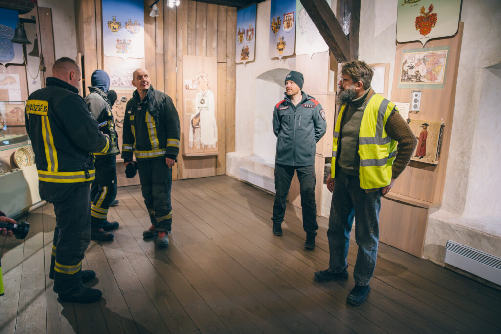 Turaidas muzejrezervātā norisinājās mācības sadarbībā ar Valsts ugunsdzēsības un glābšanas dienesta Rīgas reģiona pārvaldes Siguldas daļu. Ugunsdzēsēji